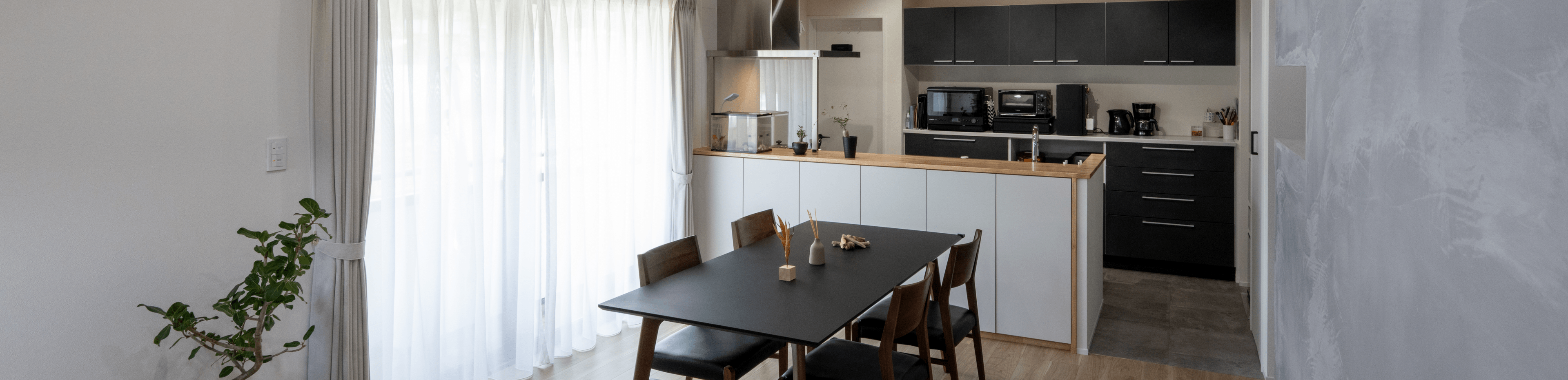 家というかたちの中で過ごす日々は、光や風、声や景色に包まれた小さな瞬間の積み重ね。そのひとつひとつが、暮らしを特別にしていきます。