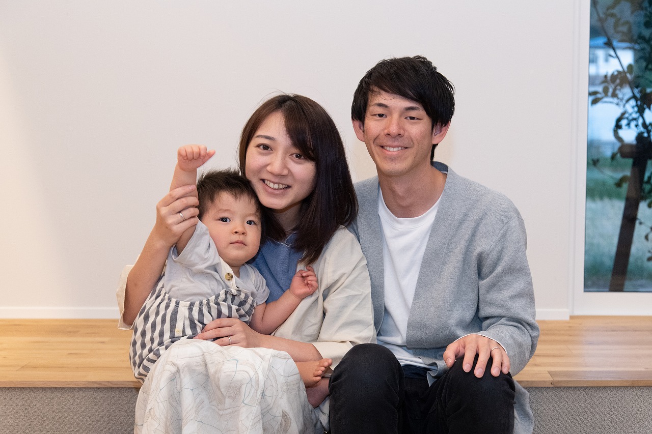 ソファは無し！家族が集まる”アリーナリビング”の平屋 アイチャッチ